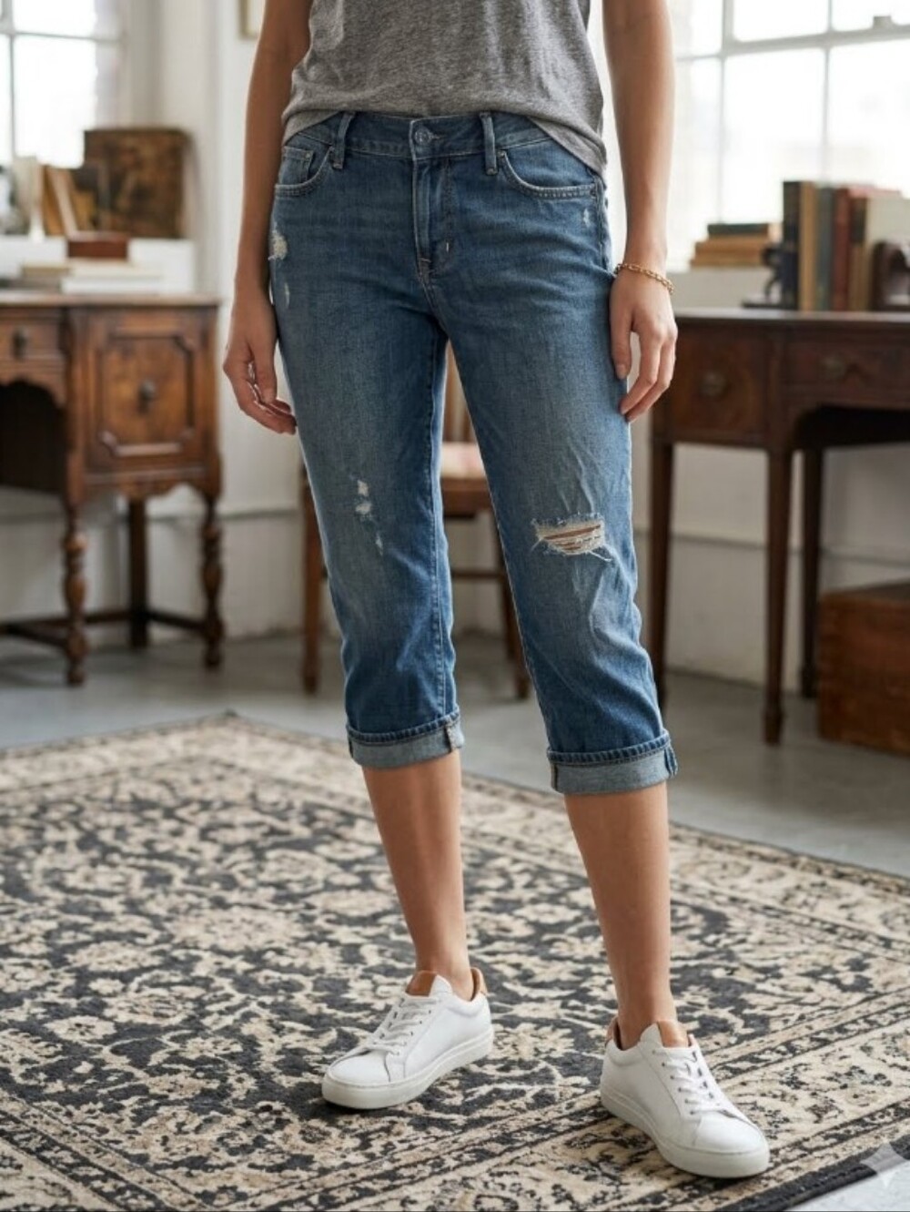 The Diva Women's Blue Rolled-Cuff Distressed Capri Jeans Old Navy Size 10